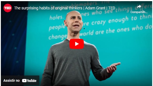 Autor Adam Grant no palco do TED Talks