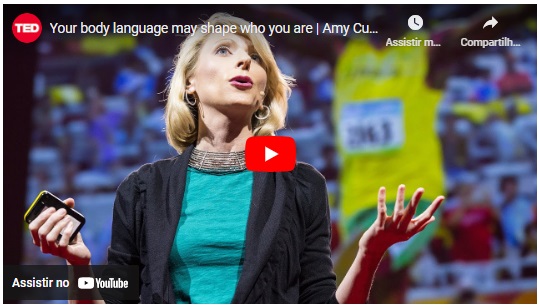 Autora Amy Cuddy no palco do TED Talks