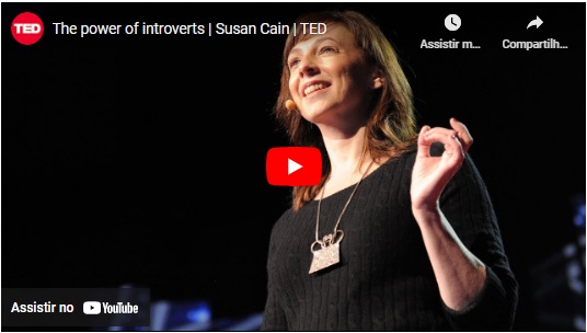 Autora Susan Cain no palco do TED Talks