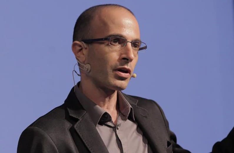 Foto do autor Yuval Harari em uma palestra